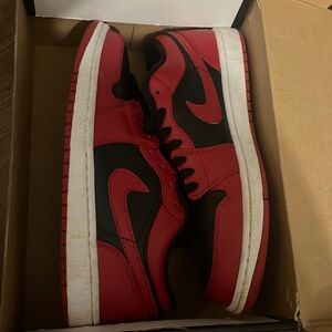 Black red air Jordan’s 1 low